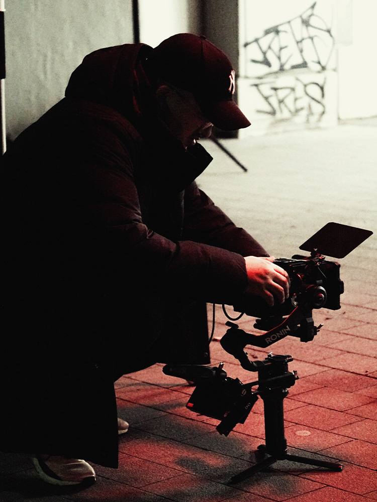 Behind_The_Scene_Tolga_Sefer_Karakaruk_Hinter_Kamera.jpg